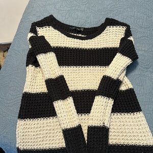 Cute black and white sweater American Eagle